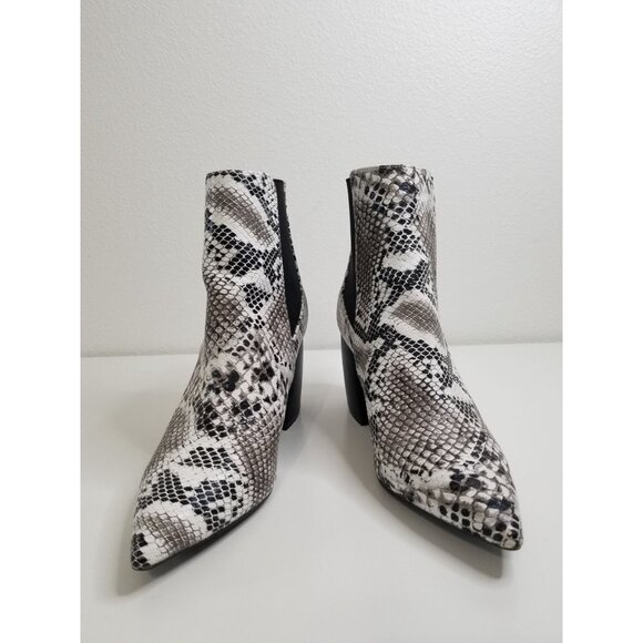 Simply Chic Gore‎ Booties in Snake Print - Size 9 - Picture 4 of 9